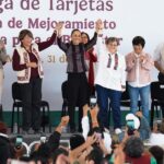 Claudia Sheinbaum entrega de tarjetas para mejoramiento de vivienda en La Paz y anunciar tres nuevos programas federales